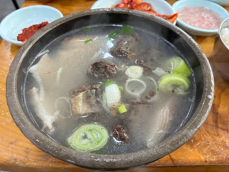 맑은 국물이 인상적인 합천국밥집의 국밥