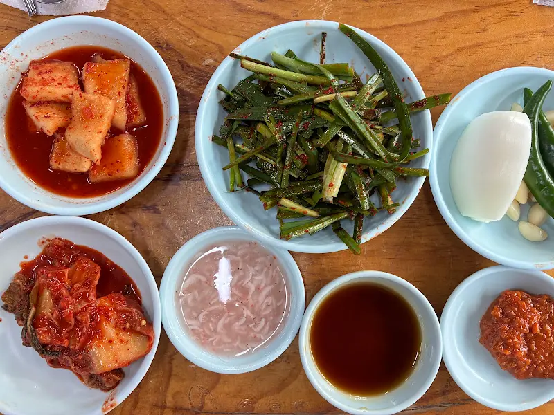 합천국밥집의 다채로운 밑반찬