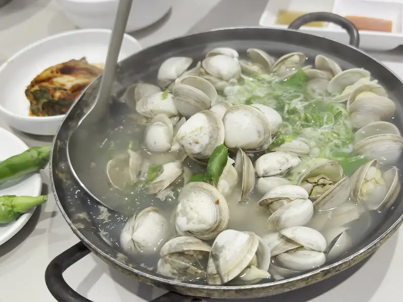 테이블 위에 놓인 칼국수와 김치