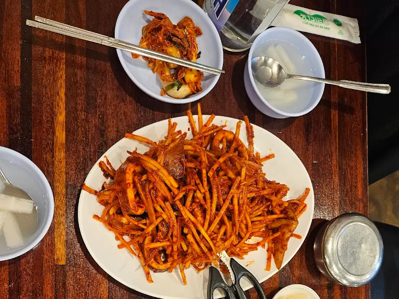 푸짐한 오징어보쌈 한 상