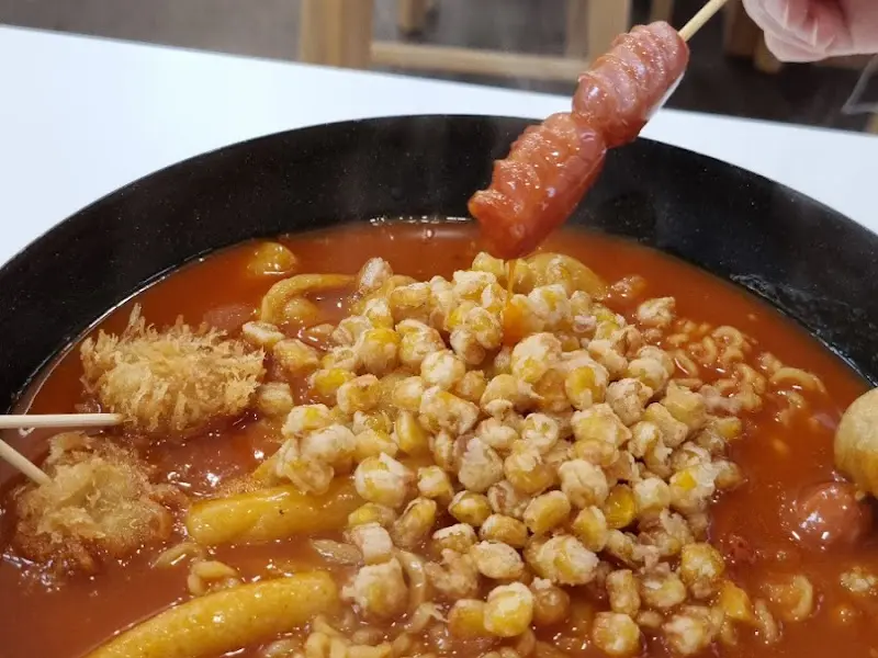 옥수수 튀김이 올라간 떡볶이