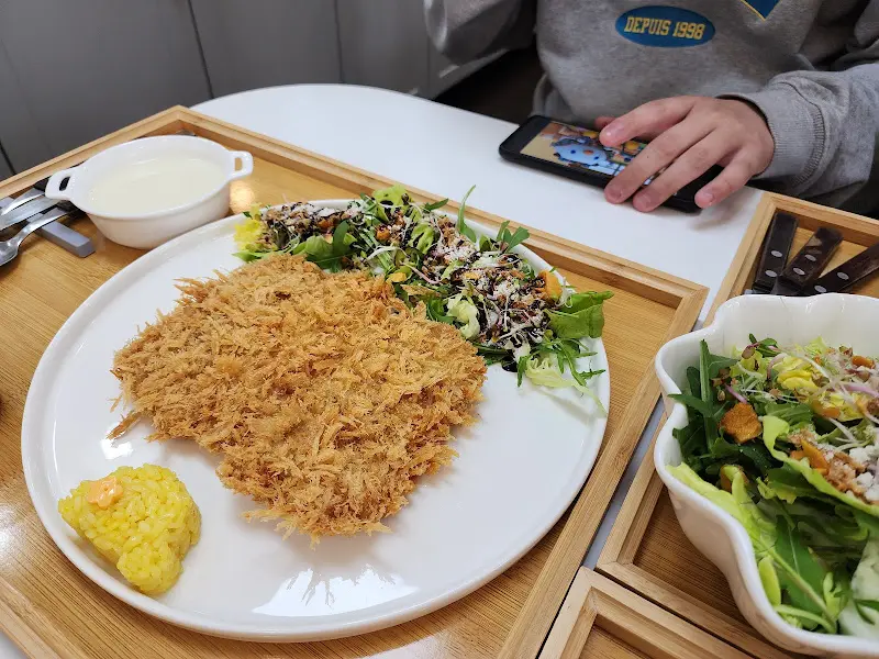 돈가스와 샐러드