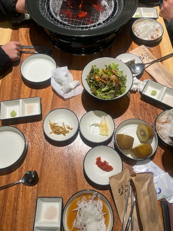 다양한 밑반찬이 차려진 테이블