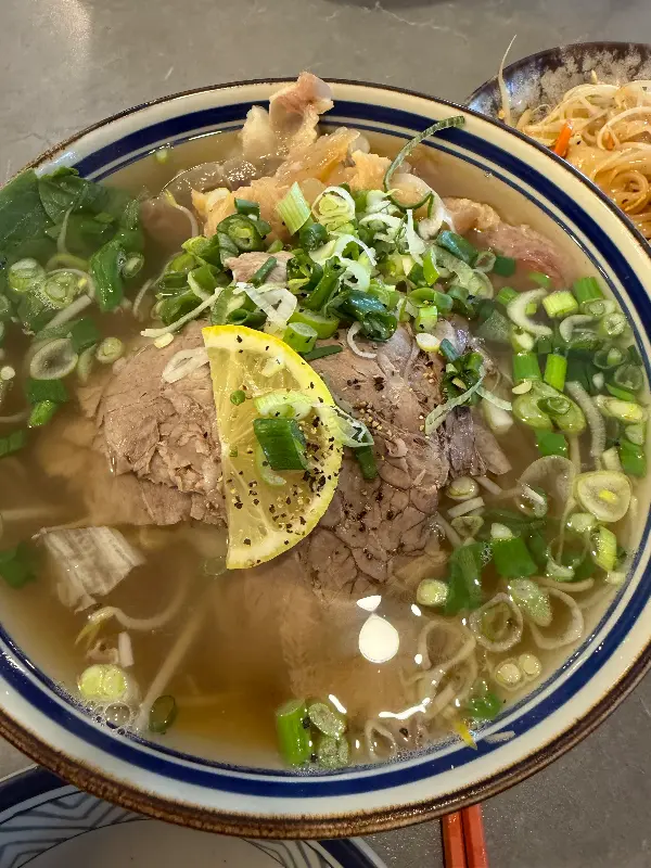 싱싱한 재료가 듬뿍 들어간 쌀국수