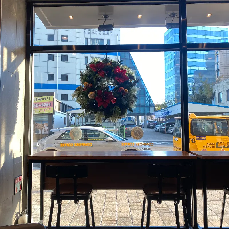 컴포즈커피 창가 좌석