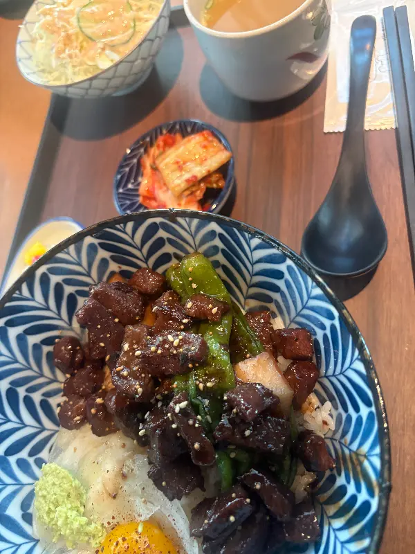 큐브 스테이크 덮밥