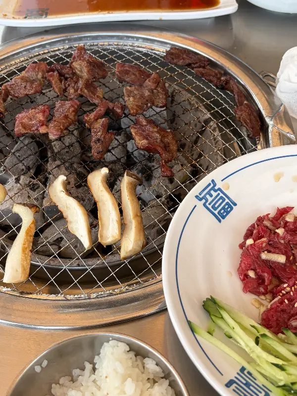 윤기가 흐르는 육회의 아름다운 자태