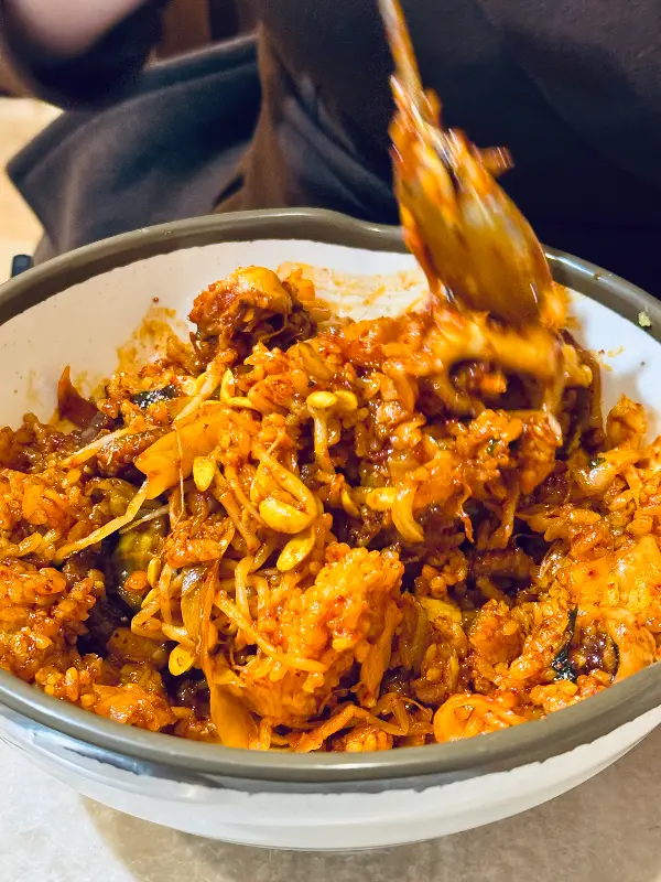 강황밥에 쭈꾸미 볶음을 비벼 먹는 모습