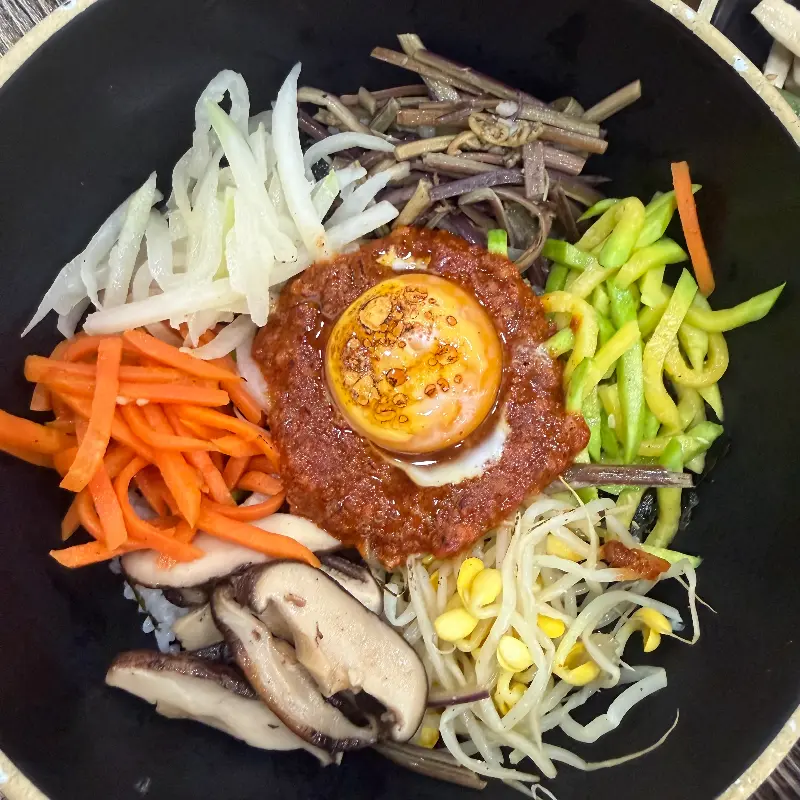 신선한 재료가 가득한 비빔밥