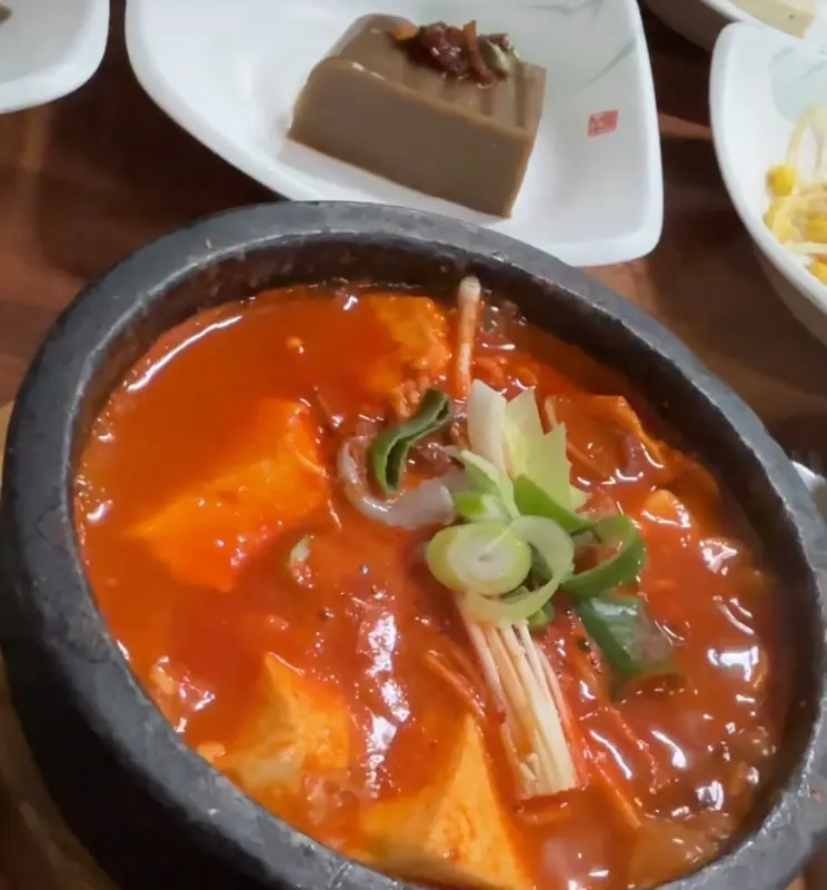 깔끔하게 비워진 뚝배기