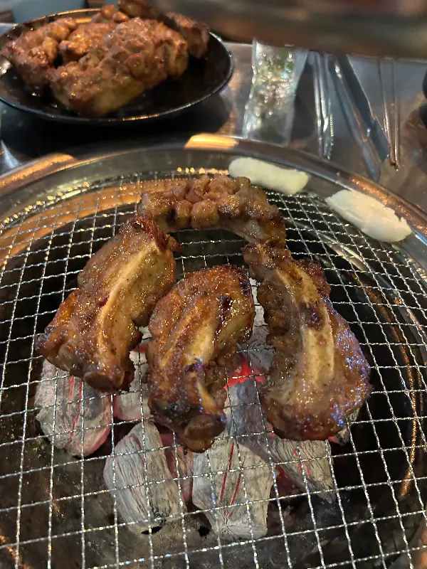 숯불 위에서 익어가는 쪽갈비