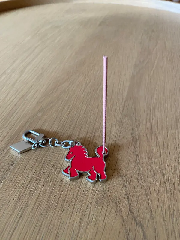 테이블 위에 놓인 빨간 말 모양 장식