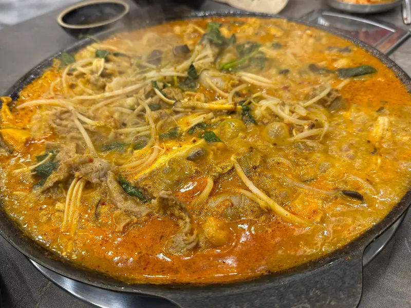 보글보글 끓고 있는 순대전골의 모습