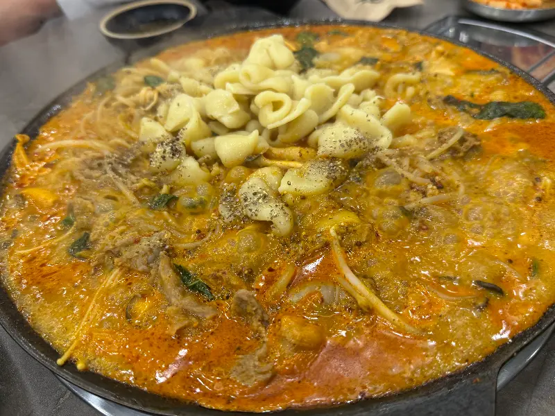 순대전골에 사리를 넣어 끓인 모습