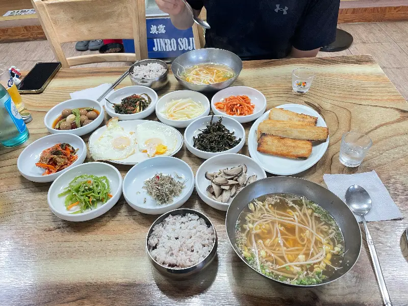 다채로운 반찬이 가득한 주부가든의 백반