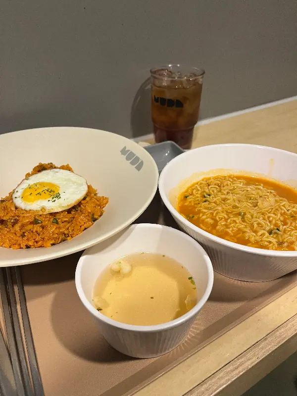 김치볶음밥과 히비스커스 에이드