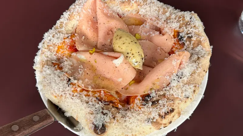 큼지막한 햄이 인상적인 콤피 피자