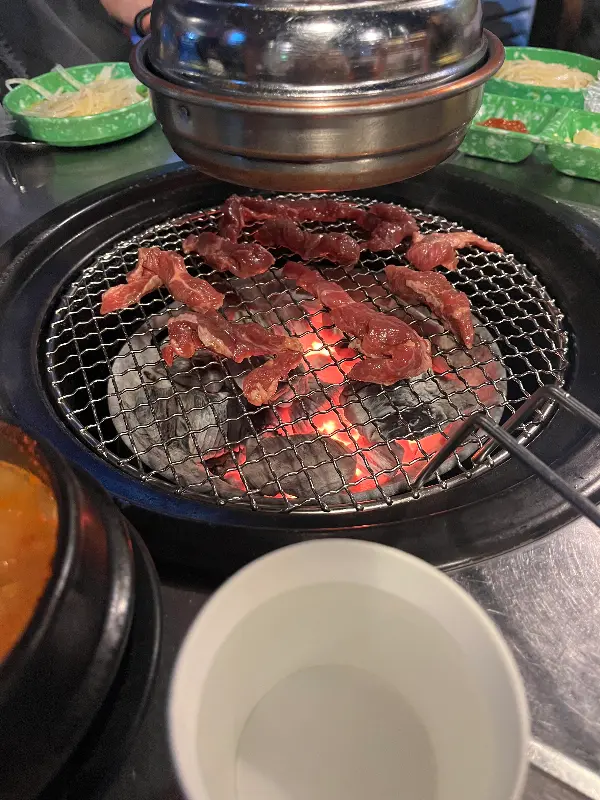 숯불 위에서 익어가는 갈매기살