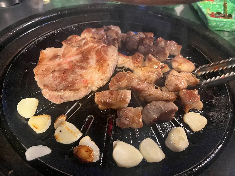 노릇노릇 익어가는 고기