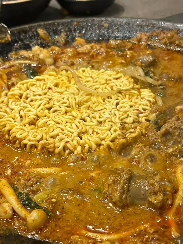 사리를 추가한 순대전골의 풍성한 비주얼