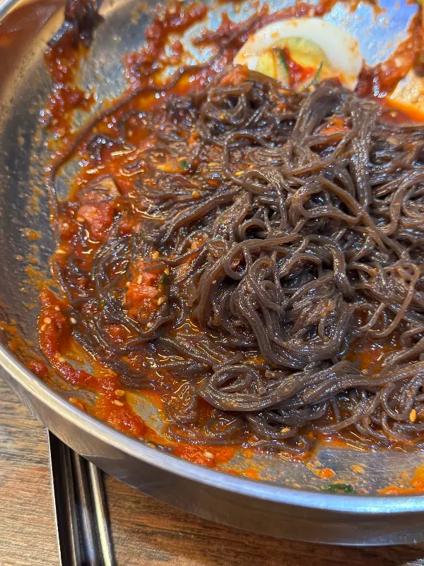 매콤달콤한 양념에 버무려진 물냉면