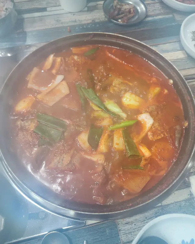 맛있게 졸여진 갈치조림의 클로즈업 사진.