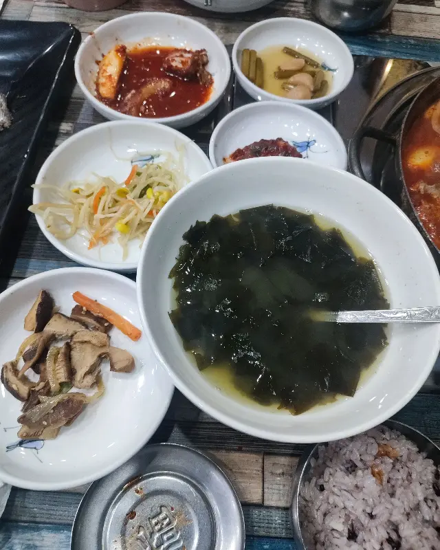 다양한 밑반찬이 담긴 접시들의 모습.