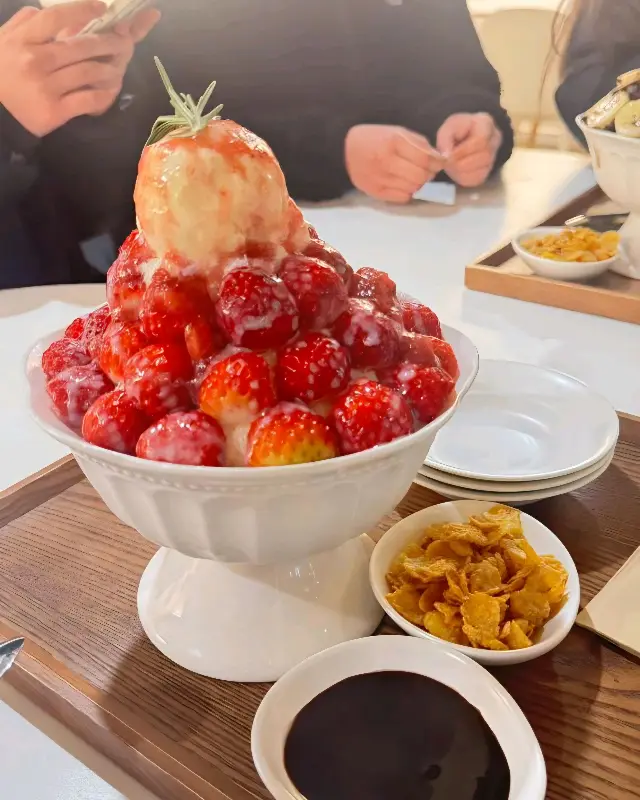 푸짐한 딸기빙수