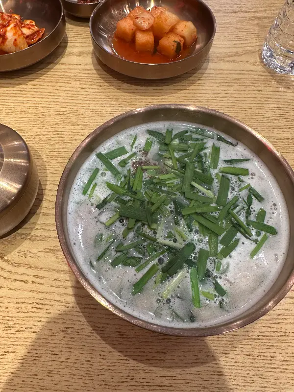 얼큰한 국물에 파가 듬뿍 올라간 얼큰살코기국밥