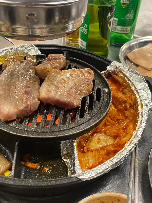 불판 위의 소금구이와 김치