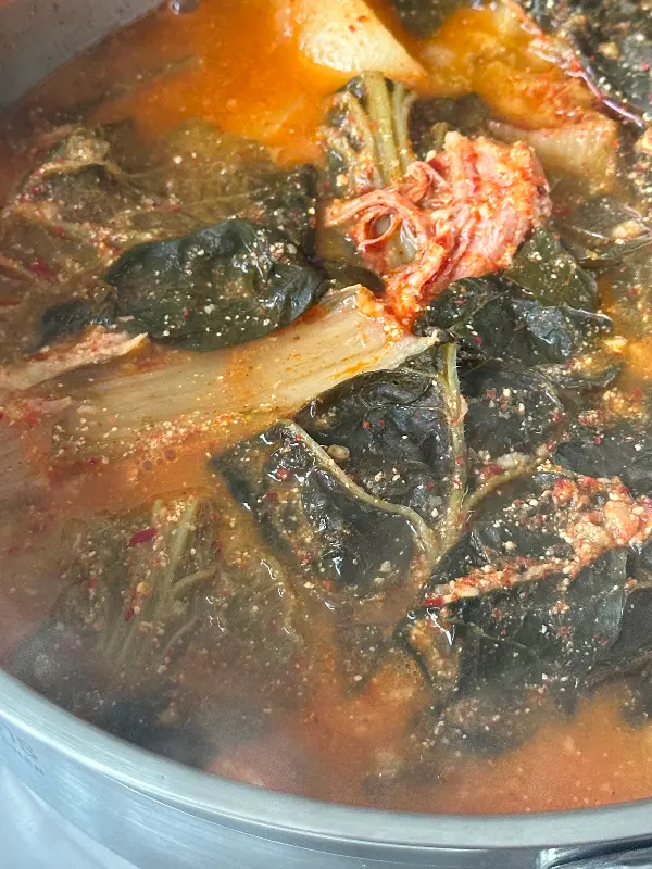 얼큰해 보이는 김치찌개