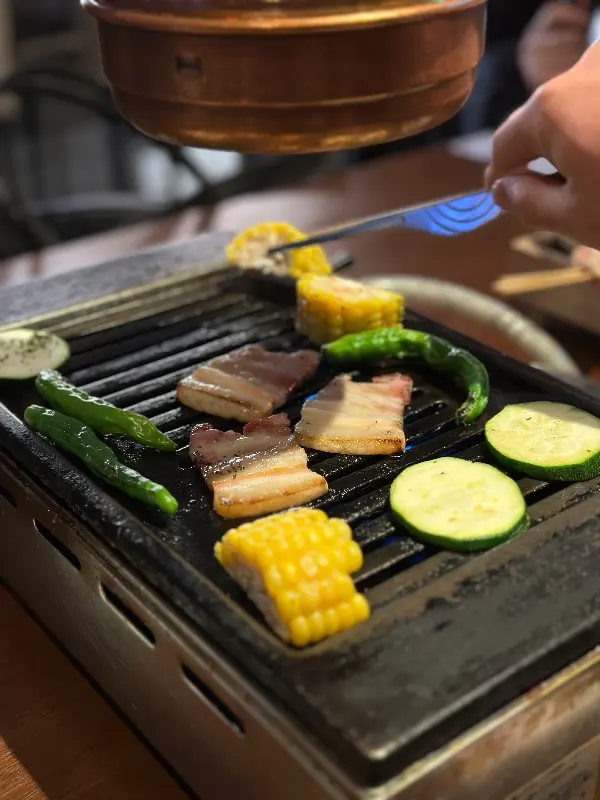 화로 위에서 익어가는 고기