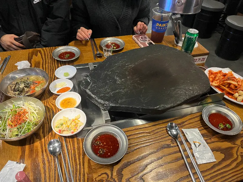 다양한 소스와 쌈 채소