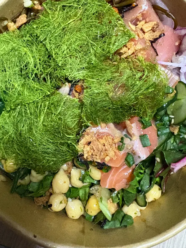 신선한 재료들이 듬뿍 들어간 샐러드