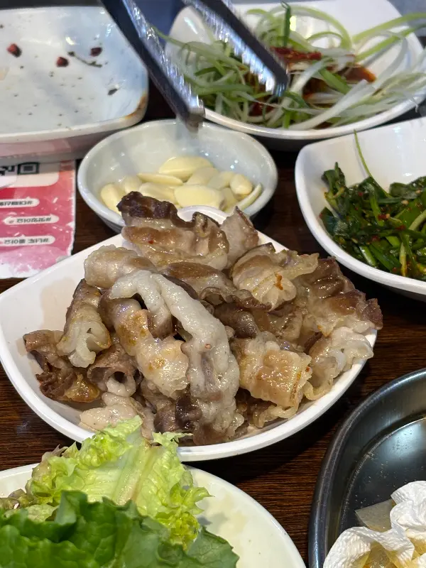 싱싱한 대패 삼겹살과 곁들임 채소