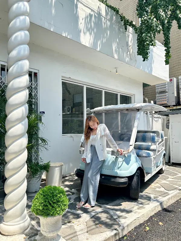 깔끔한 인테리어와 넓은 테이블 간격