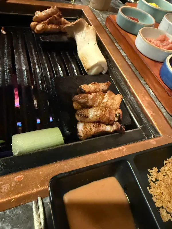 맛있게 구워진 삼겹살 근접샷