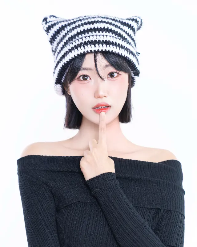 맛있는 음식을 먹고 행복해하는 모습 (가상)