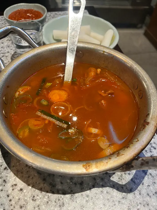 깊고 진한 맛의 김치찌개