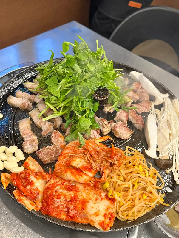 미나리와 함께 구워진 삼겹살의 모습