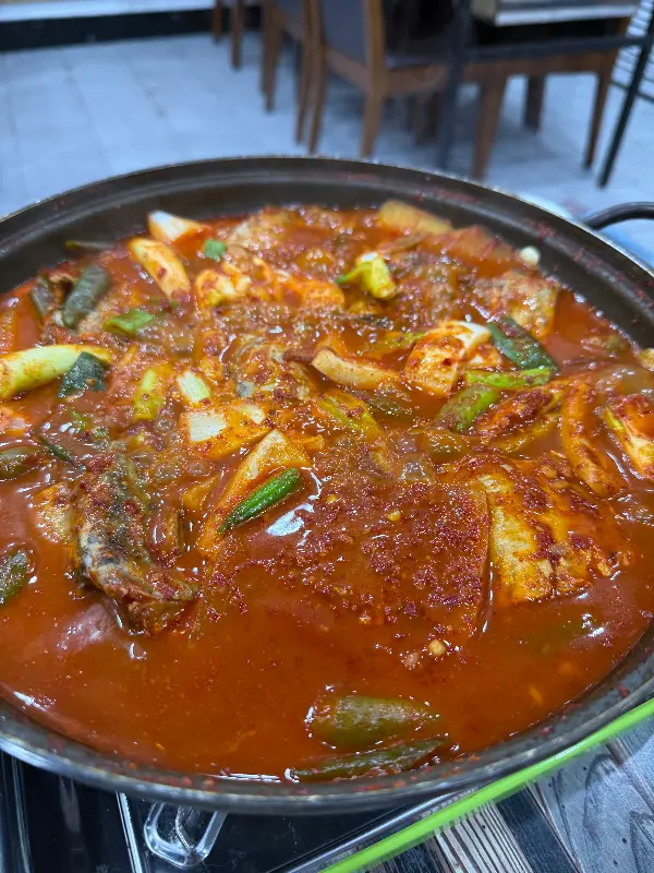 냄비 안에서 맛있게 끓고 있는 갈치조림.