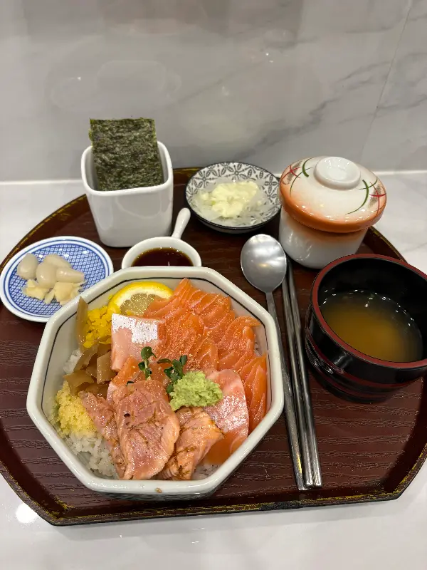 카이센동 한 상 차림