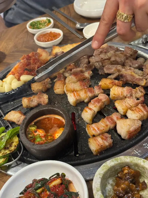 전문가의 손길로 구워지는 고기