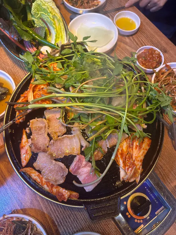 삼겹살, 김치, 미나리의 환상적인 조합