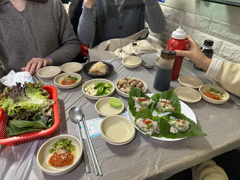 다양한 곁들임 메뉴와 함께 즐기는 회