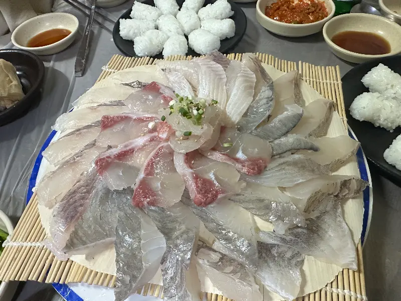 푸짐한 대방어 회 한 상