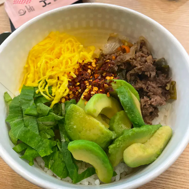 아보카도 소불고기 비빔밥의 모습