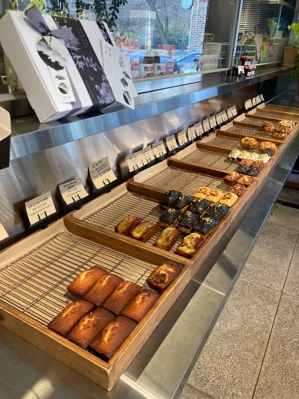 선물 포장된 휘낭시에 세트