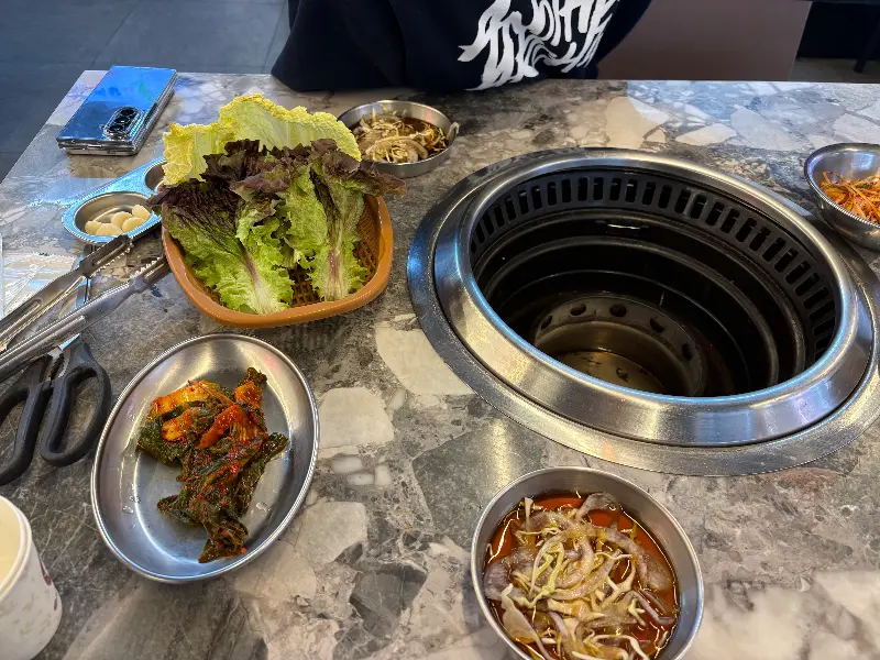 깔끔하게 차려진 테이블과 숯불