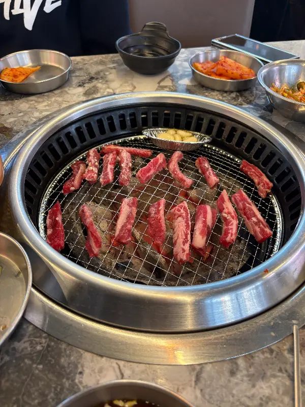 숯불 위에서 익어가는 소갈비살